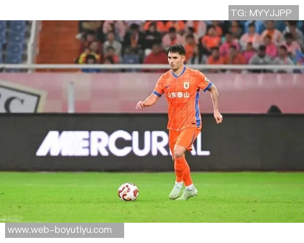 泰山中卫洛佩斯全场表现低迷对抗与争顶数据惨淡引发关注